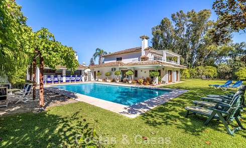 Beachside villa op een steenworp van het strand te koop aan de gewilde New Golden Mile tussen Marbella en Estepona 802601