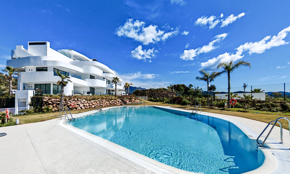 Moderne tuinappartement met zeezicht te koop in een exclusief boetiekcomplex nabij Marbella 802608