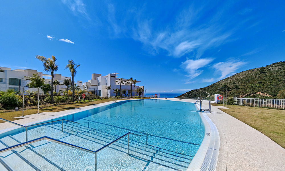 Moderne tuinappartement met zeezicht te koop in een exclusief boetiekcomplex nabij Marbella 802609