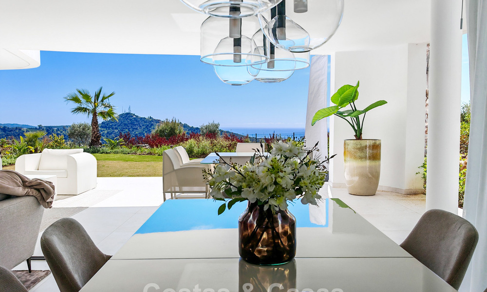 Moderne tuinappartement met zeezicht te koop in een exclusief boetiekcomplex nabij Marbella 802619