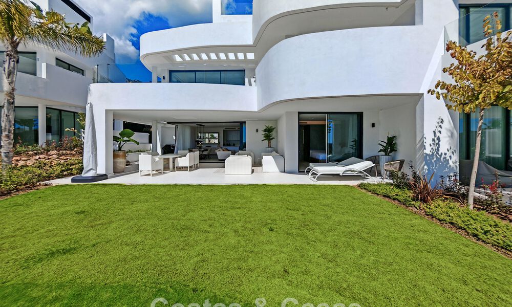Moderne tuinappartement met zeezicht te koop in een exclusief boetiekcomplex nabij Marbella 802620