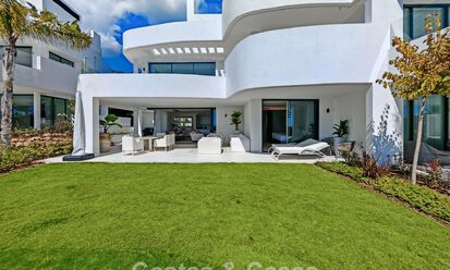 Moderne tuinappartement met zeezicht te koop in een exclusief boetiekcomplex nabij Marbella 802620
