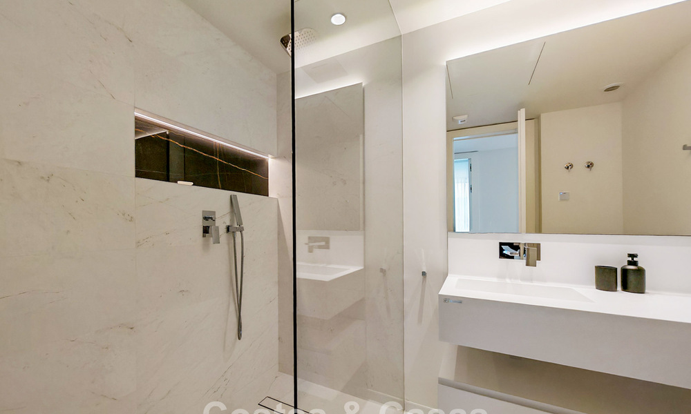 Moderne tuinappartement met zeezicht te koop in een exclusief boetiekcomplex nabij Marbella 802621