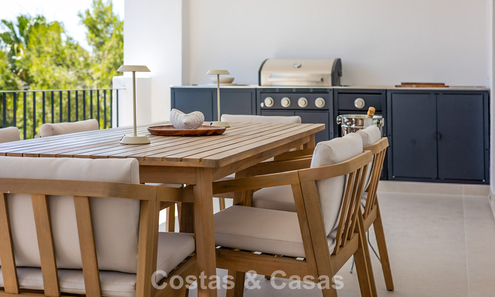 Gerenoveerd designappartement met panoramisch zeezicht te koop in La Quinta, Marbella - Benahavis 802685
