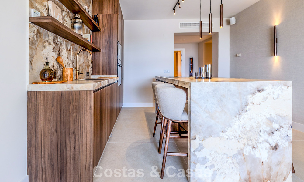 Gerenoveerd designappartement met panoramisch zeezicht te koop in La Quinta, Marbella - Benahavis 802693