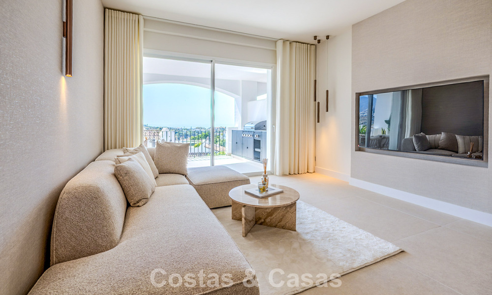 Gerenoveerd designappartement met panoramisch zeezicht te koop in La Quinta, Marbella - Benahavis 802695