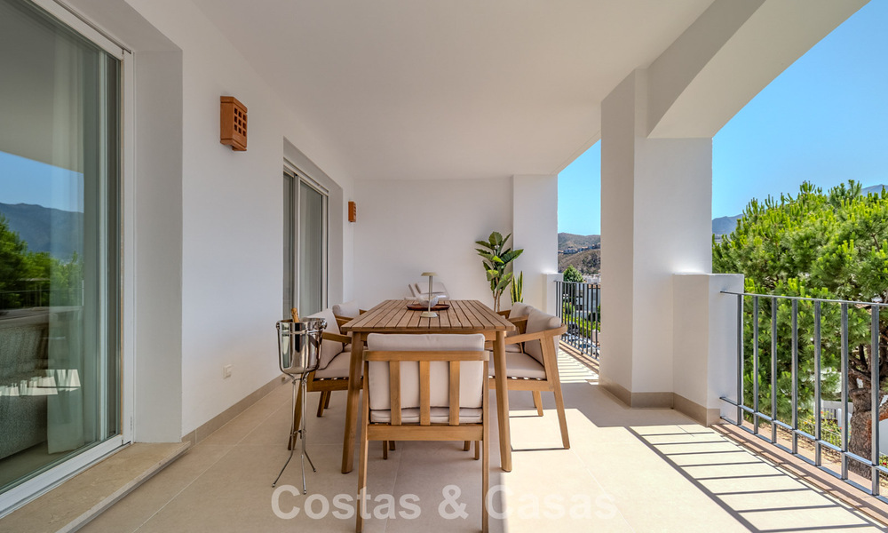 Gerenoveerd designappartement met panoramisch zeezicht te koop in La Quinta, Marbella - Benahavis 802698