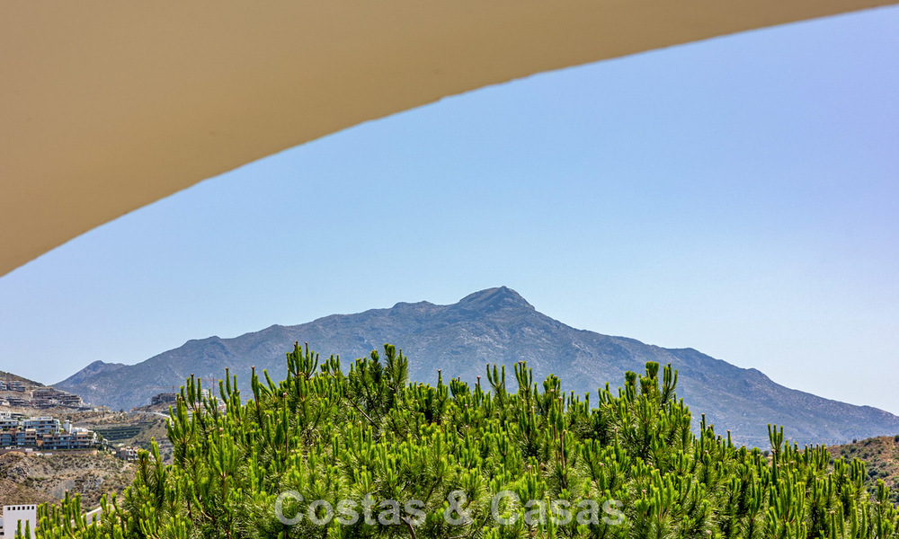 Gerenoveerd designappartement met panoramisch zeezicht te koop in La Quinta, Marbella - Benahavis 802717