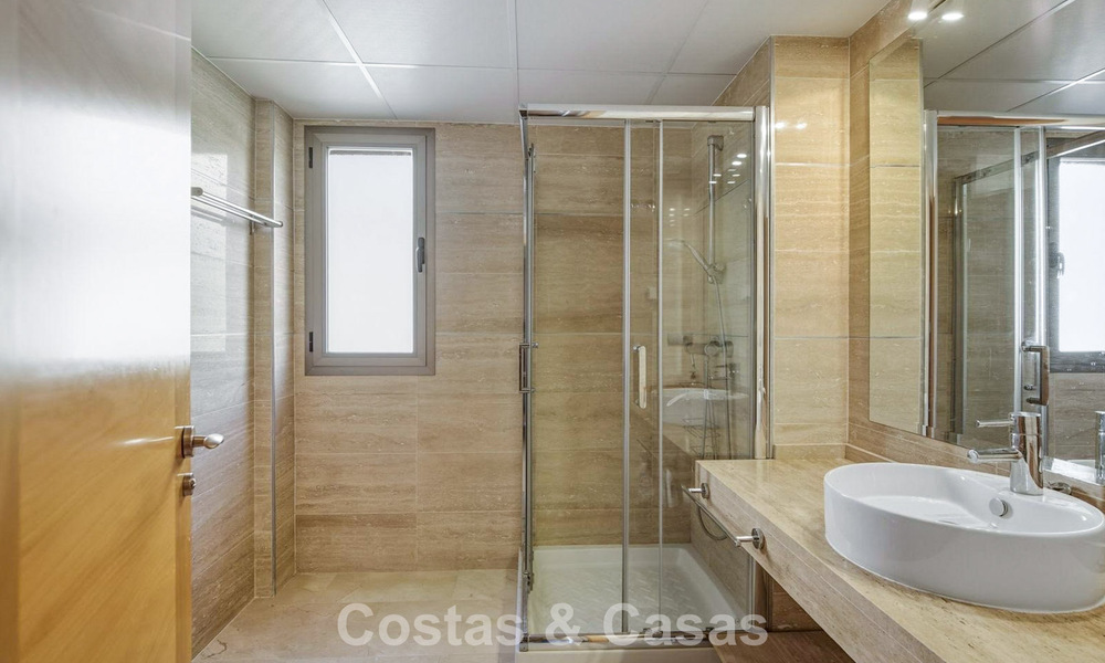 Lichtrijk penthouse met panoramisch zeezicht te koop in de heuvels van Marbella - Benahavis 802651