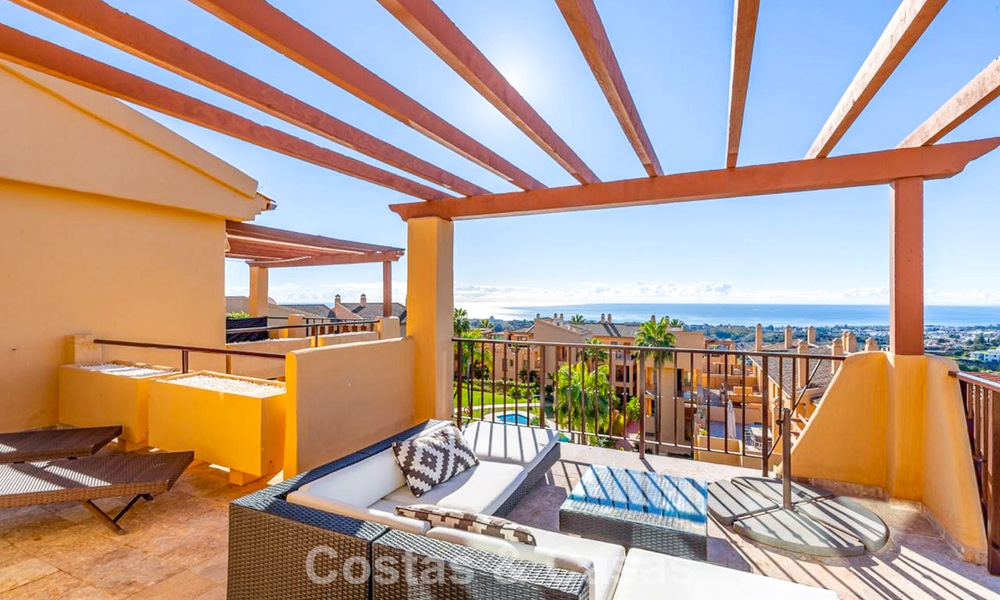 Lichtrijk penthouse met panoramisch zeezicht te koop in de heuvels van Marbella - Benahavis 802653