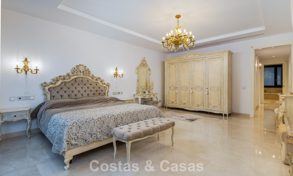 Klassieke Mediterrane Villa te koop op enkele meters v/h strand e/d golfbaan o/d New Golden Mile tussen Marbella en Estepona 802720