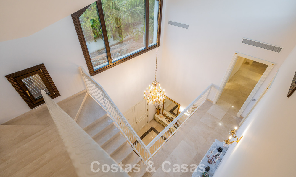 Klassieke Mediterrane Villa te koop op enkele meters v/h strand e/d golfbaan o/d New Golden Mile tussen Marbella en Estepona 802721