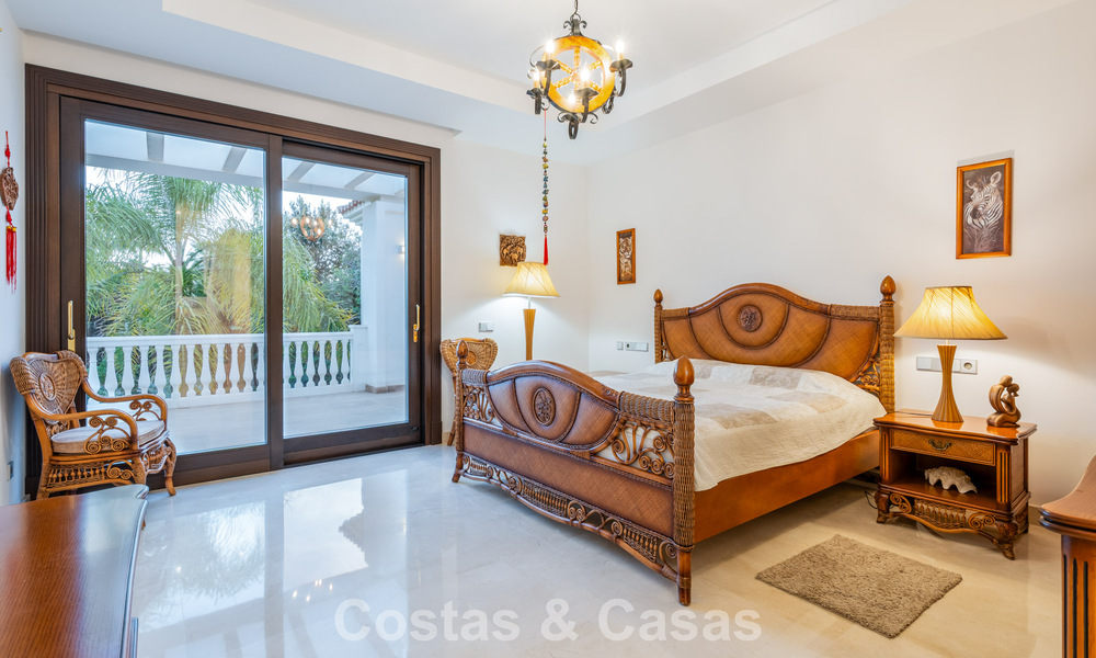 Klassieke Mediterrane Villa te koop op enkele meters v/h strand e/d golfbaan o/d New Golden Mile tussen Marbella en Estepona 802722