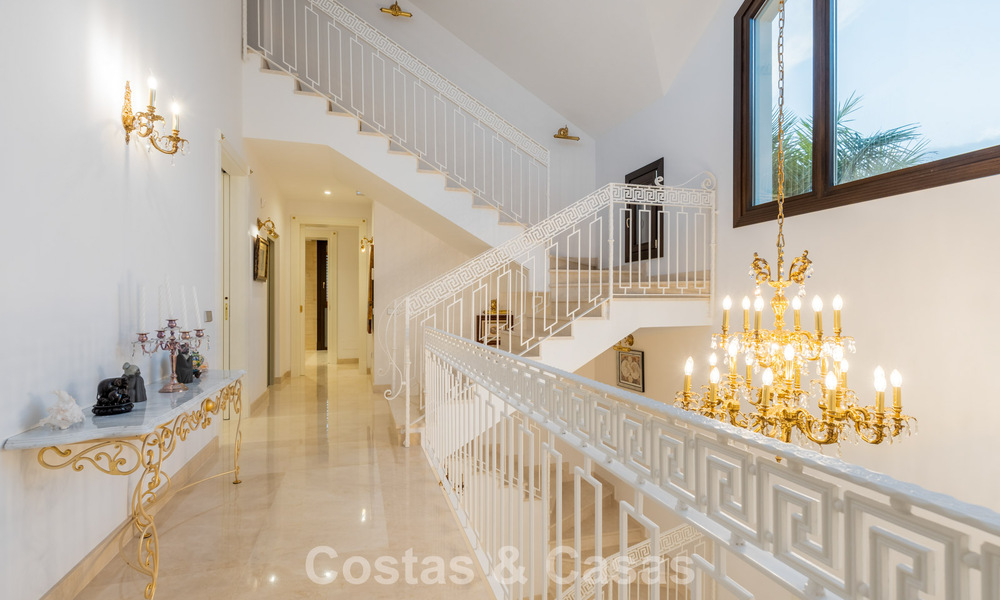 Klassieke Mediterrane Villa te koop op enkele meters v/h strand e/d golfbaan o/d New Golden Mile tussen Marbella en Estepona 802723