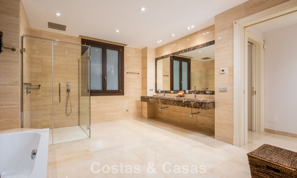 Klassieke Mediterrane Villa te koop op enkele meters v/h strand e/d golfbaan o/d New Golden Mile tussen Marbella en Estepona 802729