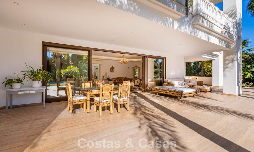 Klassieke Mediterrane Villa te koop op enkele meters v/h strand e/d golfbaan o/d New Golden Mile tussen Marbella en Estepona 802734