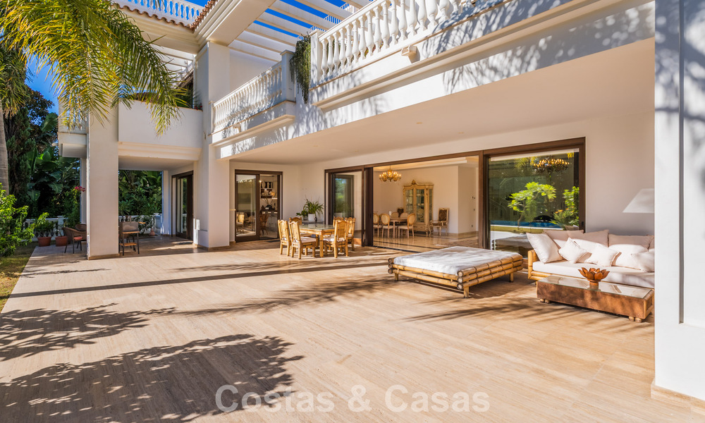 Klassieke Mediterrane Villa te koop op enkele meters v/h strand e/d golfbaan o/d New Golden Mile tussen Marbella en Estepona 802735