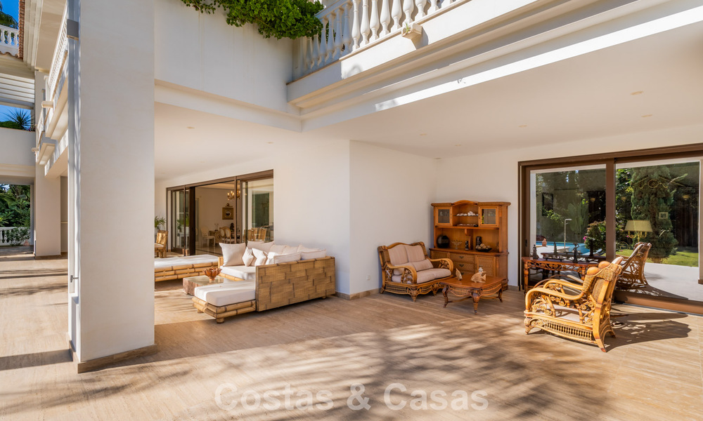 Klassieke Mediterrane Villa te koop op enkele meters v/h strand e/d golfbaan o/d New Golden Mile tussen Marbella en Estepona 802736