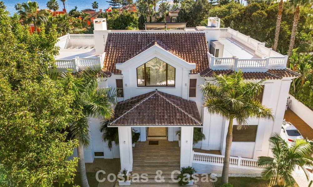 Klassieke Mediterrane Villa te koop op enkele meters v/h strand e/d golfbaan o/d New Golden Mile tussen Marbella en Estepona 802737