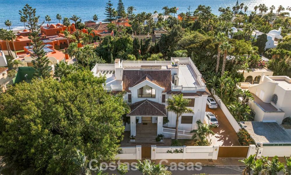 Klassieke Mediterrane Villa te koop op enkele meters v/h strand e/d golfbaan o/d New Golden Mile tussen Marbella en Estepona 802738