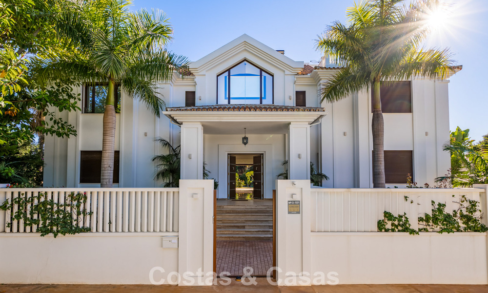 Klassieke Mediterrane Villa te koop op enkele meters v/h strand e/d golfbaan o/d New Golden Mile tussen Marbella en Estepona 802739