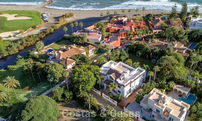 Klassieke Mediterrane Villa te koop op enkele meters v/h strand e/d golfbaan o/d New Golden Mile tussen Marbella en Estepona 802741