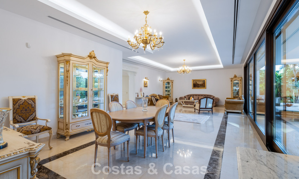 Klassieke Mediterrane Villa te koop op enkele meters v/h strand e/d golfbaan o/d New Golden Mile tussen Marbella en Estepona 802747