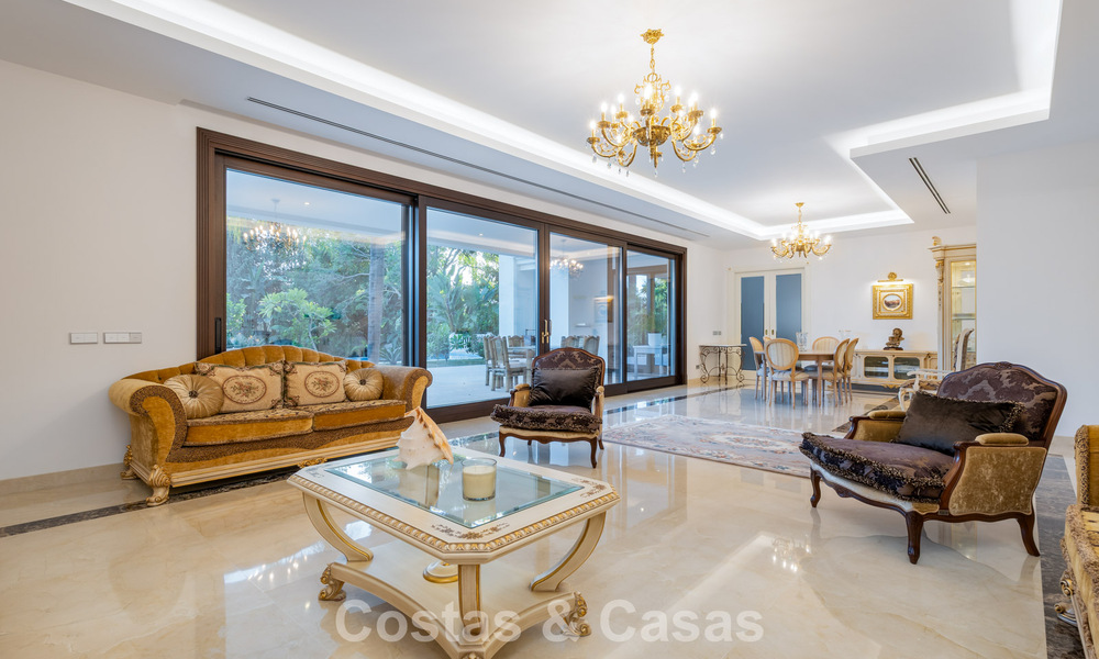 Klassieke Mediterrane Villa te koop op enkele meters v/h strand e/d golfbaan o/d New Golden Mile tussen Marbella en Estepona 802748