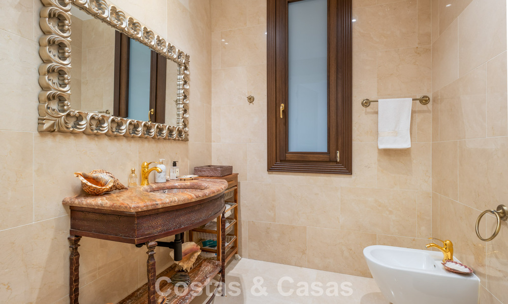 Klassieke Mediterrane Villa te koop op enkele meters v/h strand e/d golfbaan o/d New Golden Mile tussen Marbella en Estepona 802749
