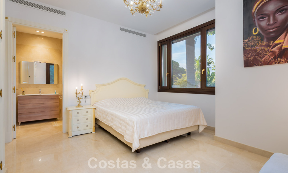 Klassieke Mediterrane Villa te koop op enkele meters v/h strand e/d golfbaan o/d New Golden Mile tussen Marbella en Estepona 802751