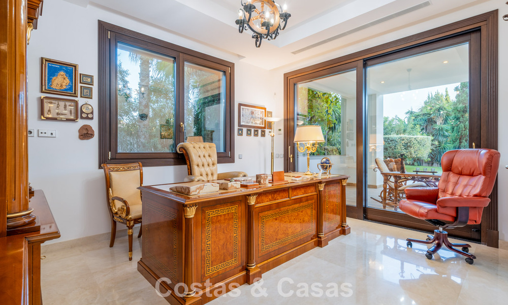Klassieke Mediterrane Villa te koop op enkele meters v/h strand e/d golfbaan o/d New Golden Mile tussen Marbella en Estepona 802752