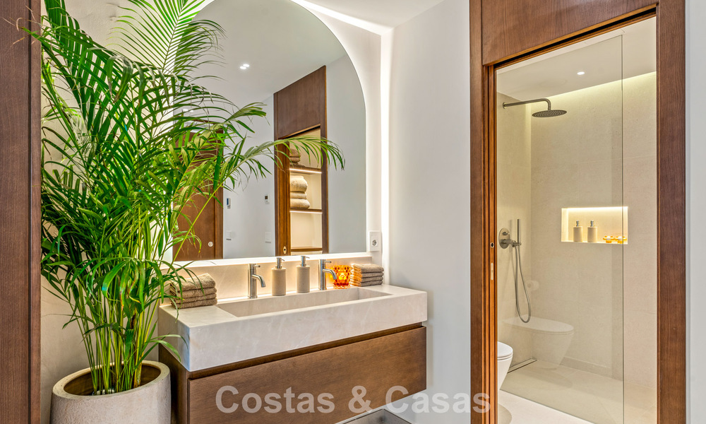 Luxueus gerenoveerd appartement met zeezicht te koop in een gated community op de Golden Mile in Marbella 802846