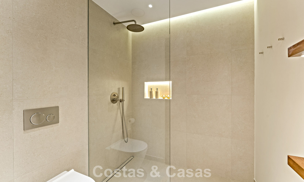 Luxueus gerenoveerd appartement met zeezicht te koop in een gated community op de Golden Mile in Marbella 802847