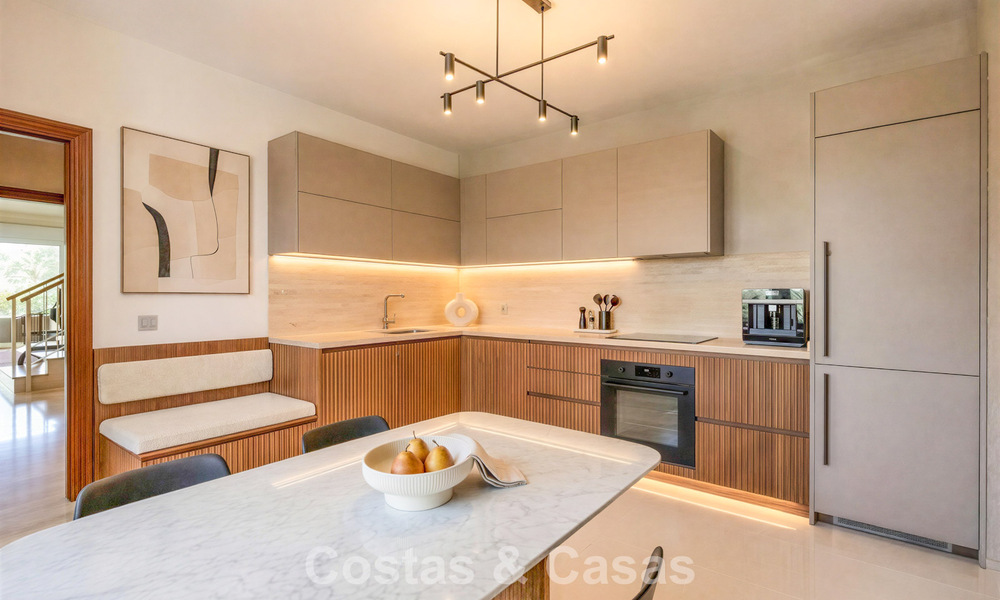 Halfvrijstaande villa met veel potentieel te koop, eerstelijns golf in Nueva Andalucia, Marbella 802864