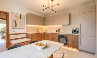 Halfvrijstaande villa met veel potentieel te koop, eerstelijns golf in Nueva Andalucia, Marbella 802864 