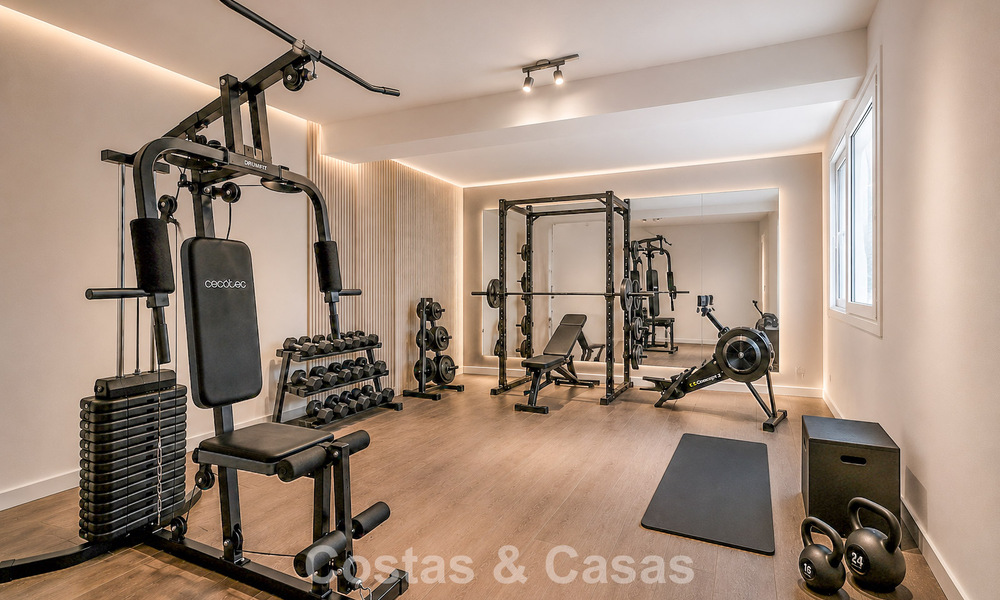 Halfvrijstaande villa met veel potentieel te koop, eerstelijns golf in Nueva Andalucia, Marbella 802874