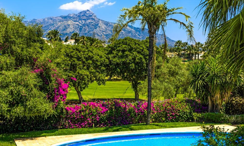 Halfvrijstaande villa met veel potentieel te koop, eerstelijns golf in Nueva Andalucia, Marbella 802875