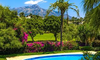 Halfvrijstaande villa met veel potentieel te koop, eerstelijns golf in Nueva Andalucia, Marbella 802875 