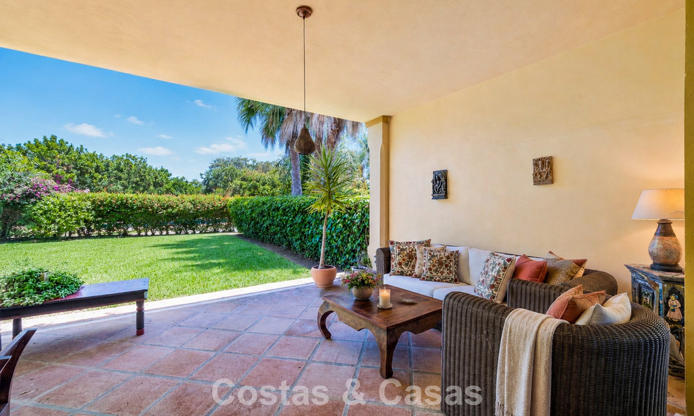 Halfvrijstaande villa met veel potentieel te koop, eerstelijns golf in Nueva Andalucia, Marbella 802880