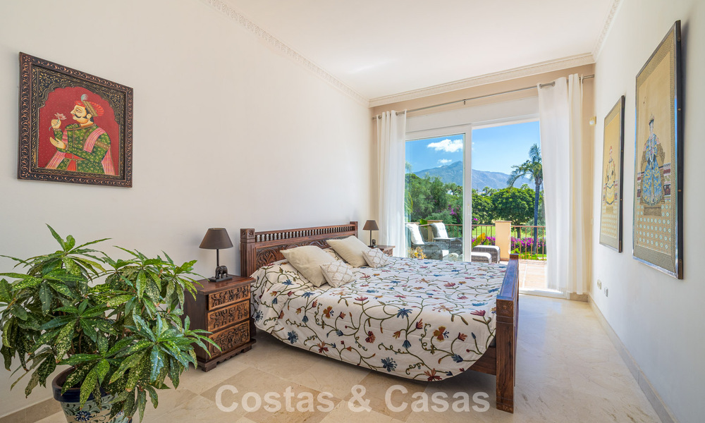 Halfvrijstaande villa met veel potentieel te koop, eerstelijns golf in Nueva Andalucia, Marbella 802882