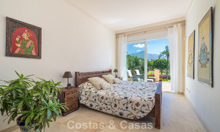 Halfvrijstaande villa met veel potentieel te koop, eerstelijns golf in Nueva Andalucia, Marbella 802882 