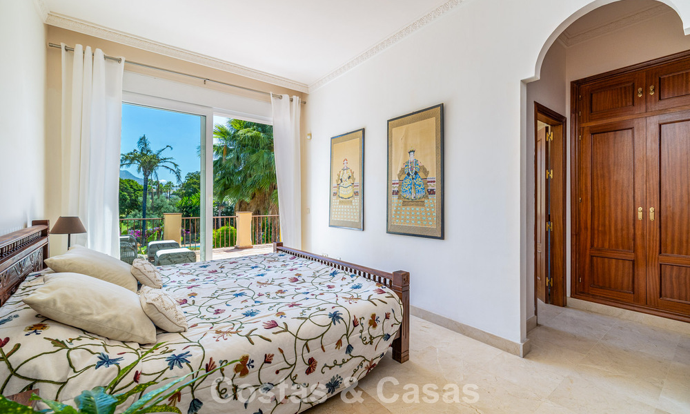Halfvrijstaande villa met veel potentieel te koop, eerstelijns golf in Nueva Andalucia, Marbella 802883