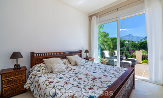 Halfvrijstaande villa met veel potentieel te koop, eerstelijns golf in Nueva Andalucia, Marbella 802884 