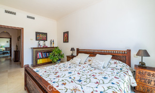 Halfvrijstaande villa met veel potentieel te koop, eerstelijns golf in Nueva Andalucia, Marbella 802885 