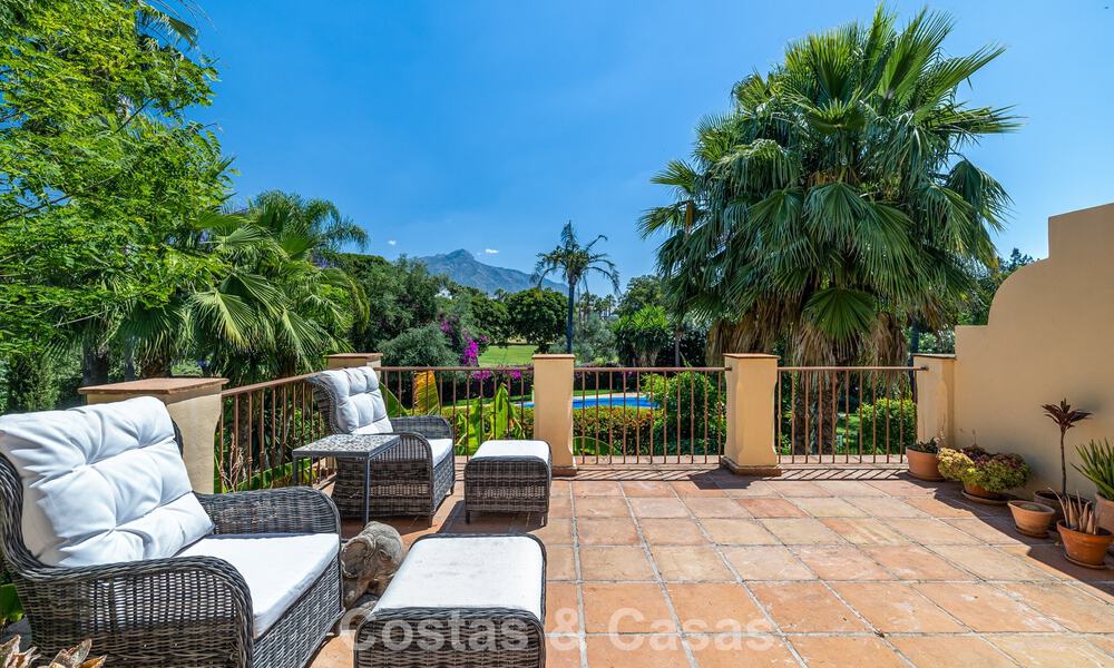 Halfvrijstaande villa met veel potentieel te koop, eerstelijns golf in Nueva Andalucia, Marbella 802886