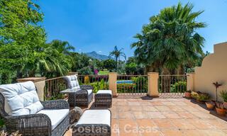 Halfvrijstaande villa met veel potentieel te koop, eerstelijns golf in Nueva Andalucia, Marbella 802886 