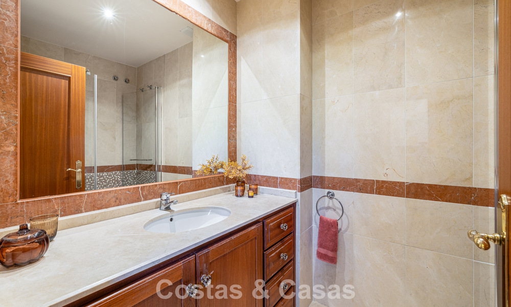 Halfvrijstaande villa met veel potentieel te koop, eerstelijns golf in Nueva Andalucia, Marbella 802888