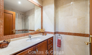 Halfvrijstaande villa met veel potentieel te koop, eerstelijns golf in Nueva Andalucia, Marbella 802888 