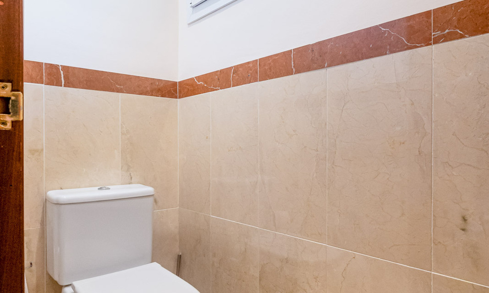 Halfvrijstaande villa met veel potentieel te koop, eerstelijns golf in Nueva Andalucia, Marbella 802889