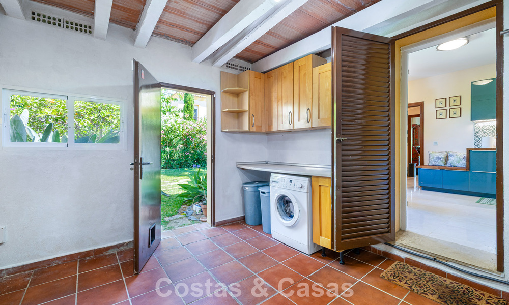 Halfvrijstaande villa met veel potentieel te koop, eerstelijns golf in Nueva Andalucia, Marbella 802890